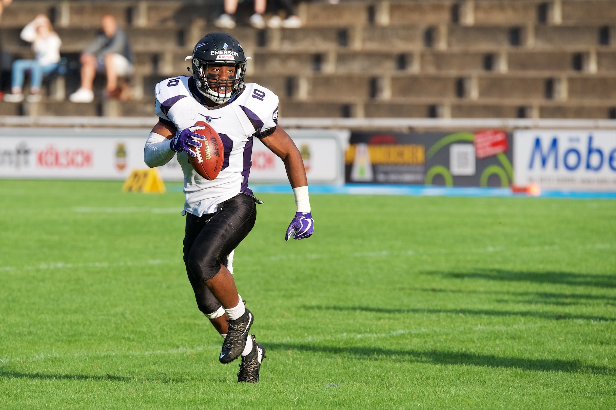 Langenfelds Quarterback Jarvis McClam (#10) bekamen die Solinger nicht immer unter Kontrolle (Foto: Nick Jungnitsch)