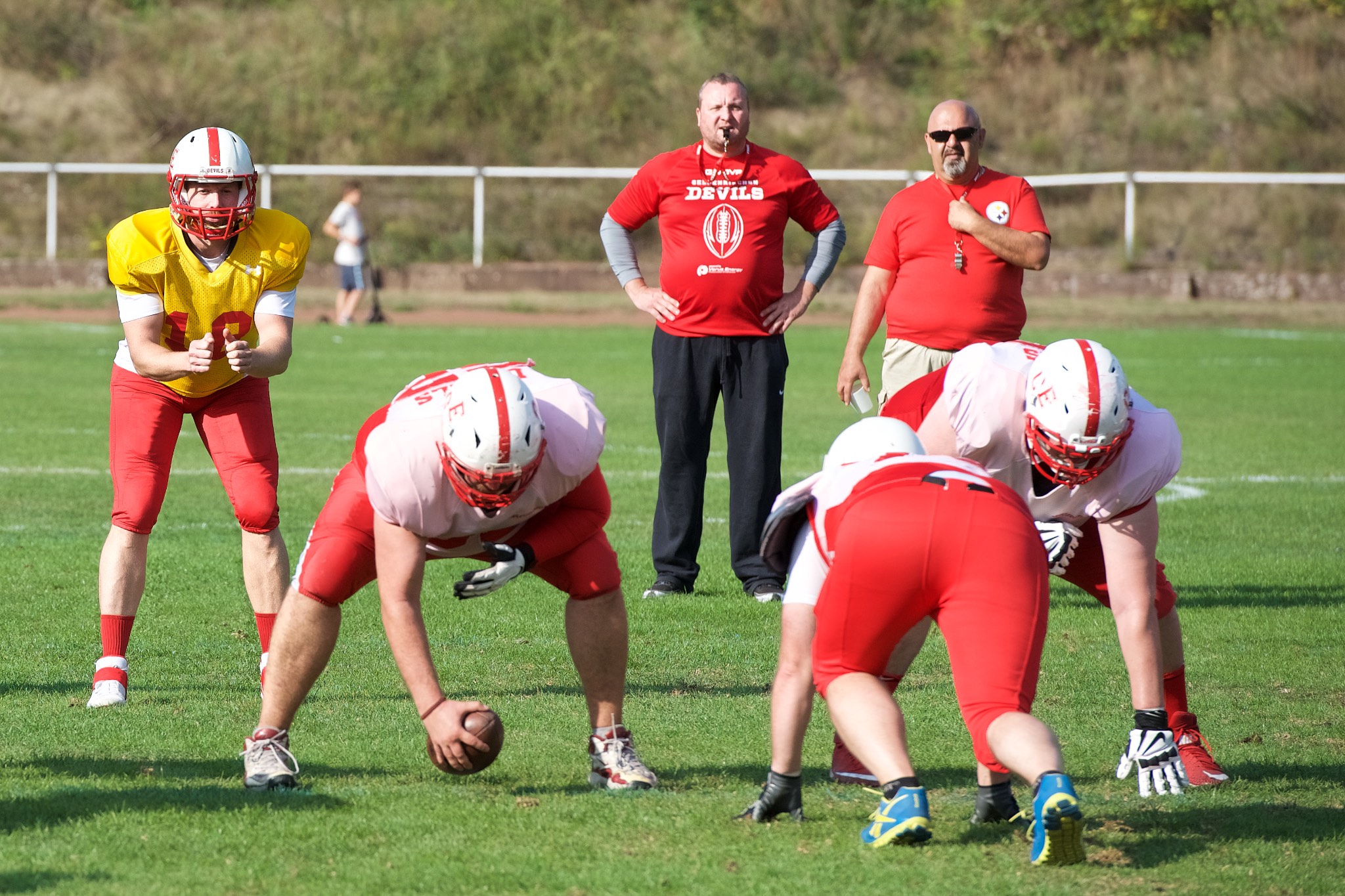 Das Mini Camp der Gelsenkirchen Devils diente besonders zur Feinabstimmung - Im Hintergrund: Heiko Czarnotta (Mitte) und Michael Antoschwitz (rechts). Foto: Oliver Jungnitsch