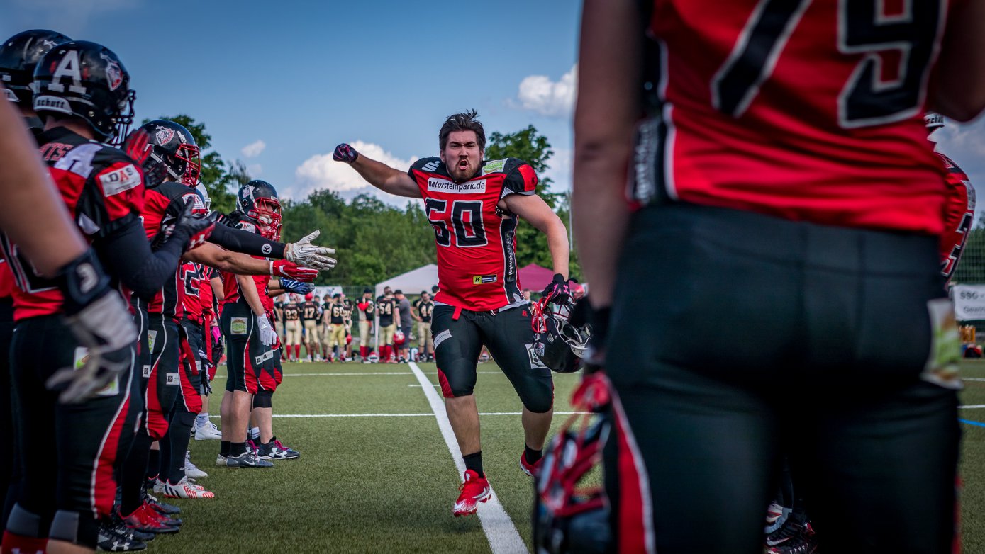 Marcus Flach kennt sich in allen Bereichen des American Football aus, denn er ist Spieler, Trainer, Referent und hat einen eigenen Online-Shop