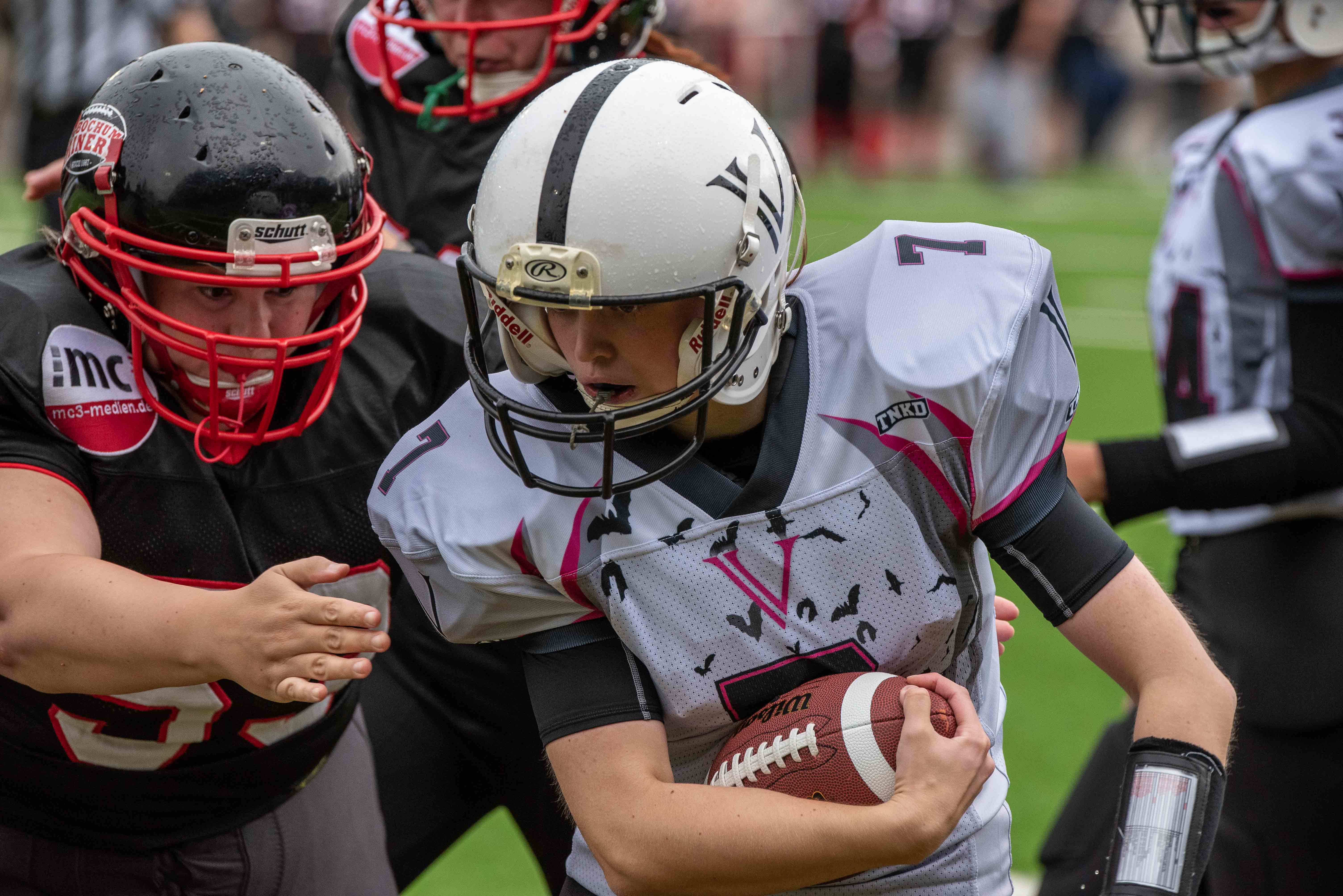 Bochum Miners verlieren mit 0:35 deutlich gegen die Aachen Vampires Damen - Quarterback Tabea Kouchen #7 (Foto: Oliver Jungnitsch)