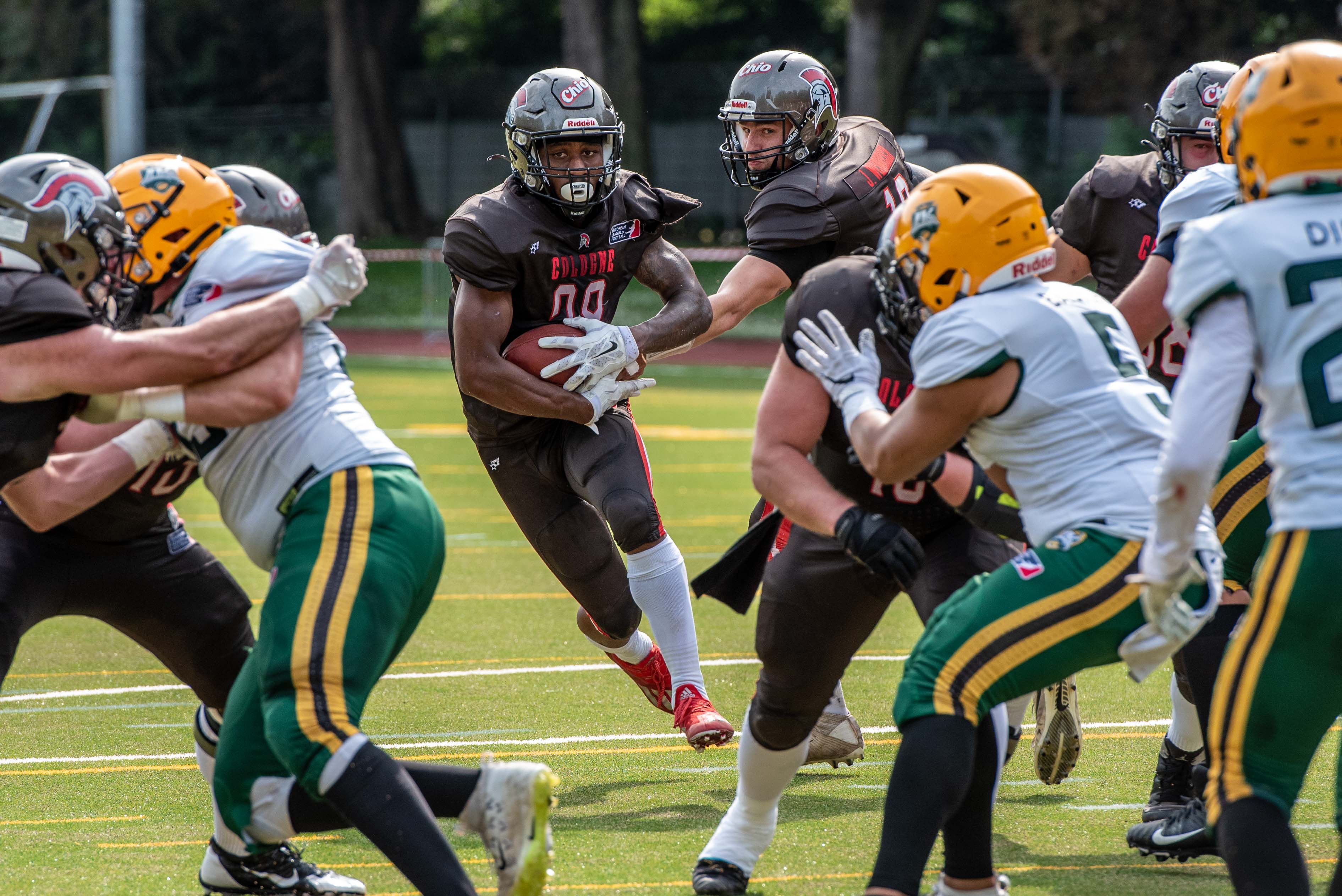 Madre London #28 nimmt den Ball von Quarterback Jan Weinreich in Empfang (Foto: Oliver Jungnitsch)