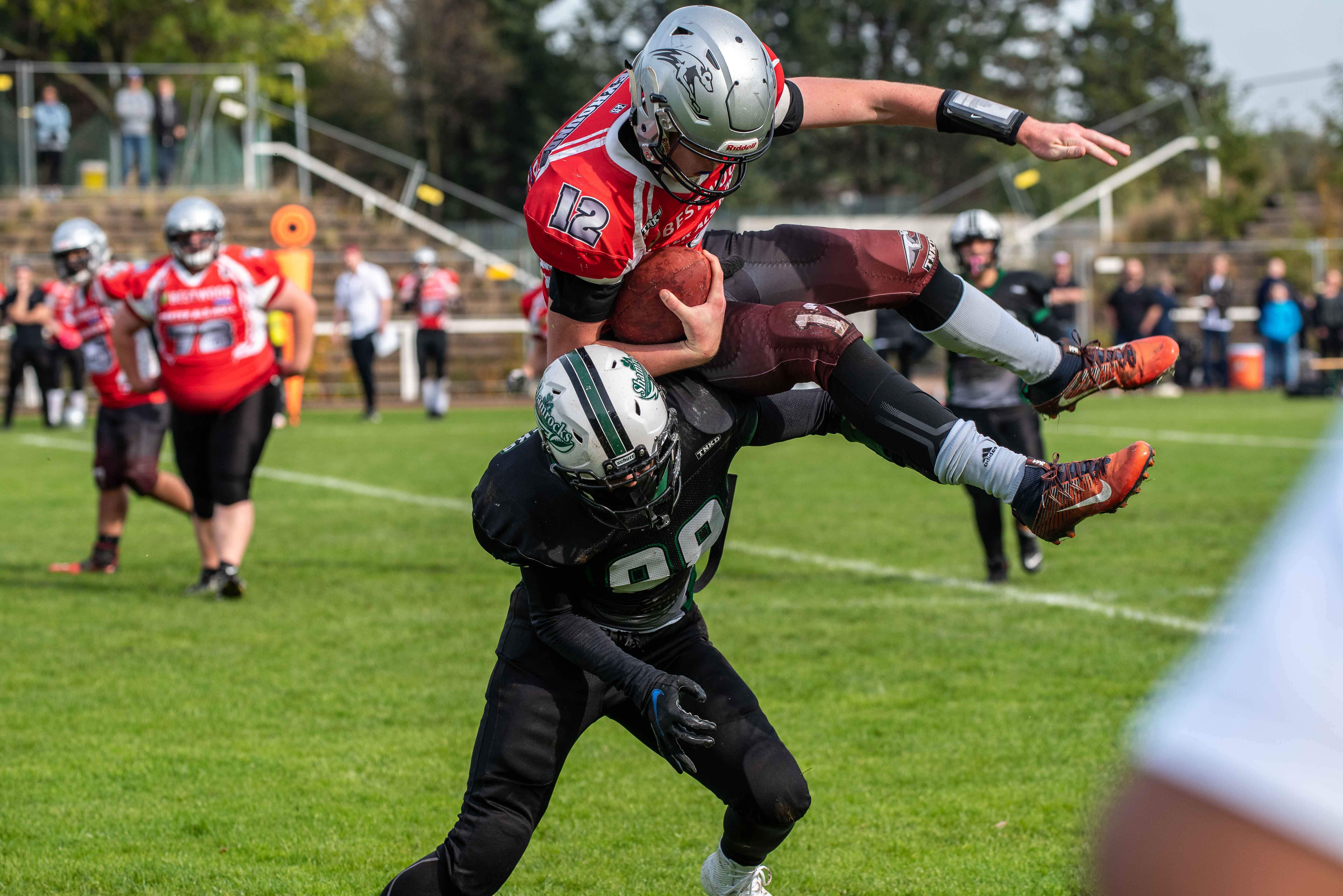 Eine intensive Begegnung der beiden Teams - hier im Bild: Jonah Weber #12 (rot) und Luis Heckert #88 (schwarz)- Foto: Nick Jungnitsch