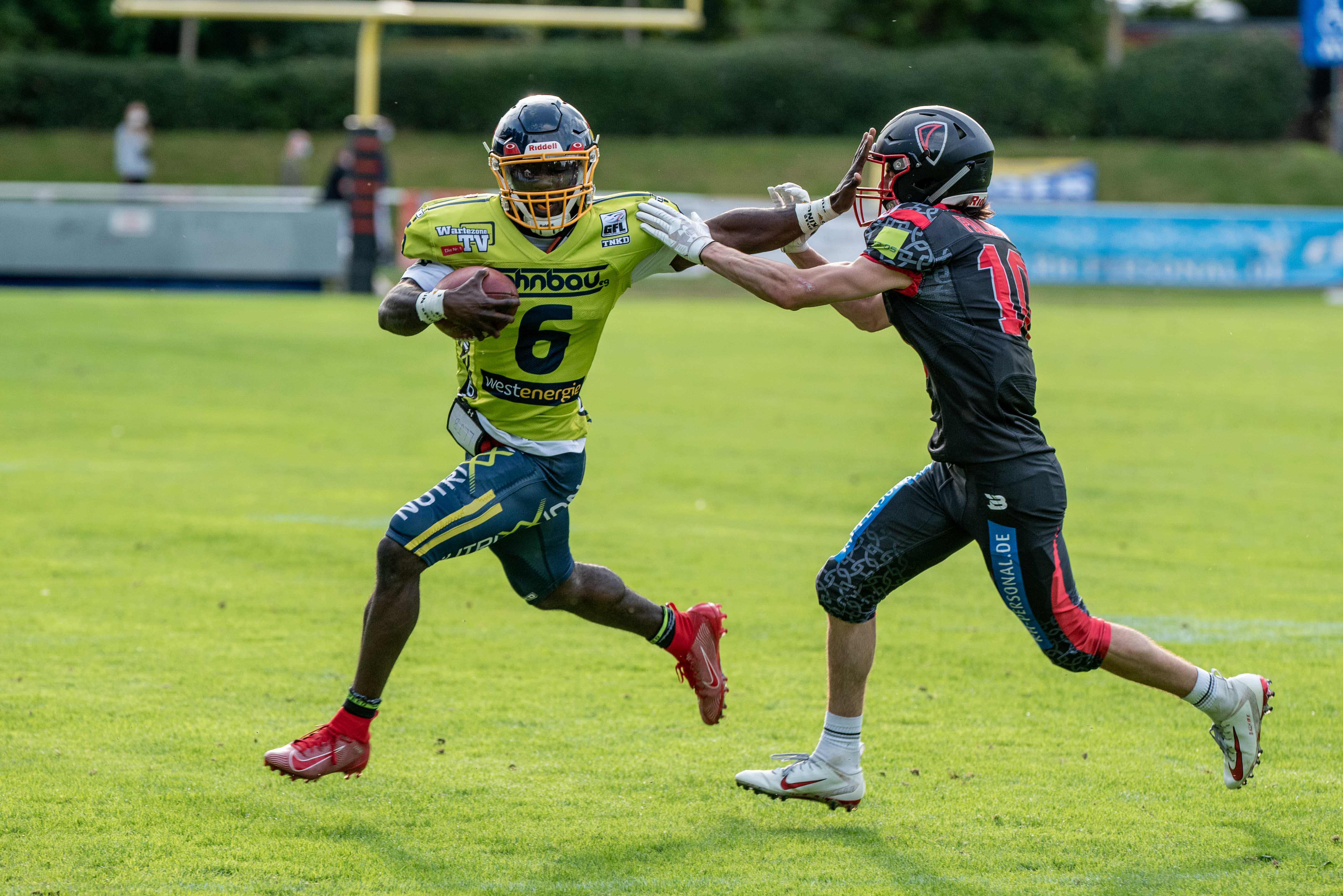 Cardinals Quarterback Joe Newman #6 häufig unter Druck (Foto: Oliver Jungnitsch)