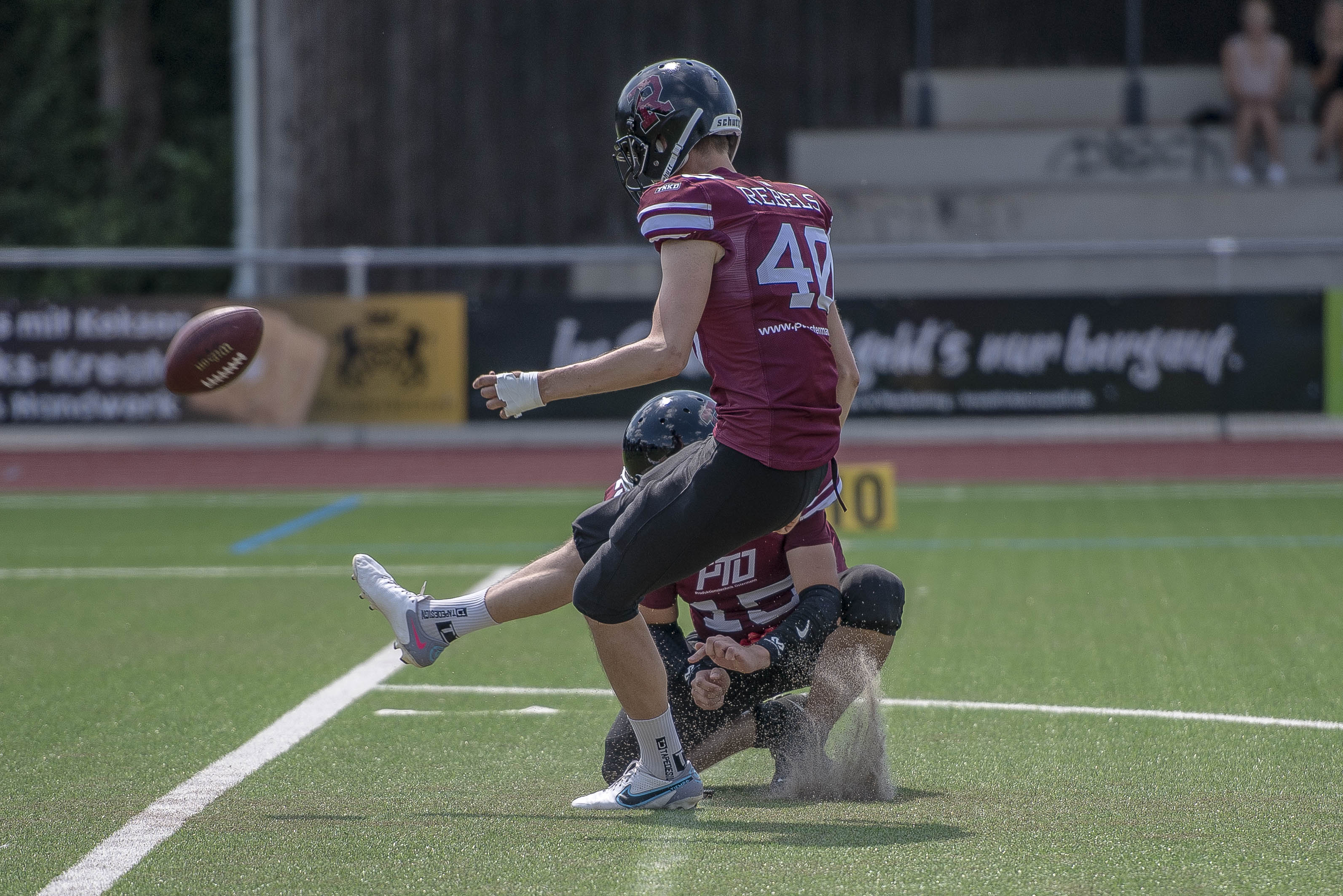 Kicker Dominik Falk #40 von den Rebels sorgte für die ersten und auch für die letzten Punkte des Spiels - Foto: Oliver Jungnitsch