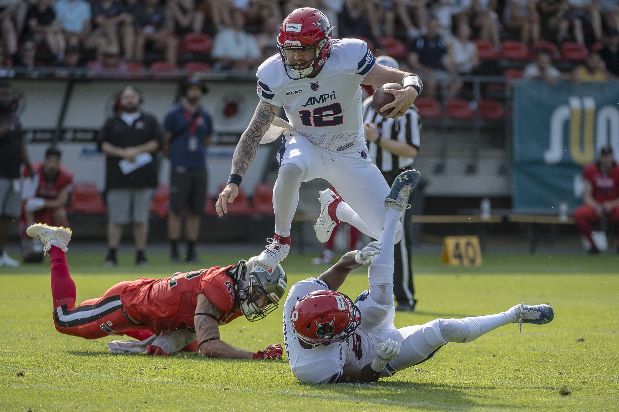 In der ELF verloren die Cologne Centrurions gegen die Hamburg Sea Devils  mit 17:34. Im Bild ist Hamburgs QB Preston Haire #12 (Foto: Nick Jungnitsch)