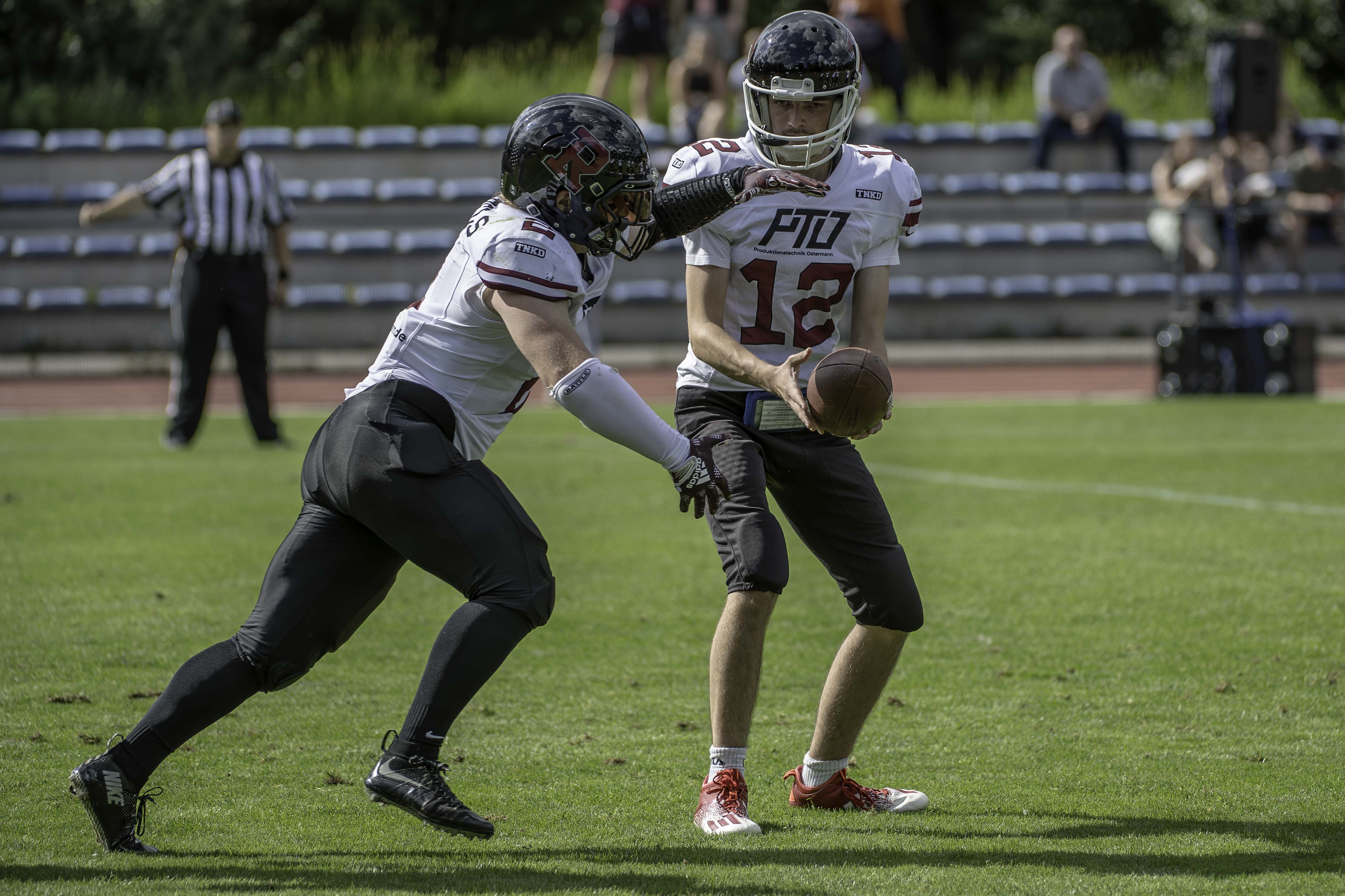 Dramatisches Duell in der Landesliga: Oberhausen Tornados behalten knapp die Oberhand gegen Bochum Rebels - Foto: Oliver Jungnitsch