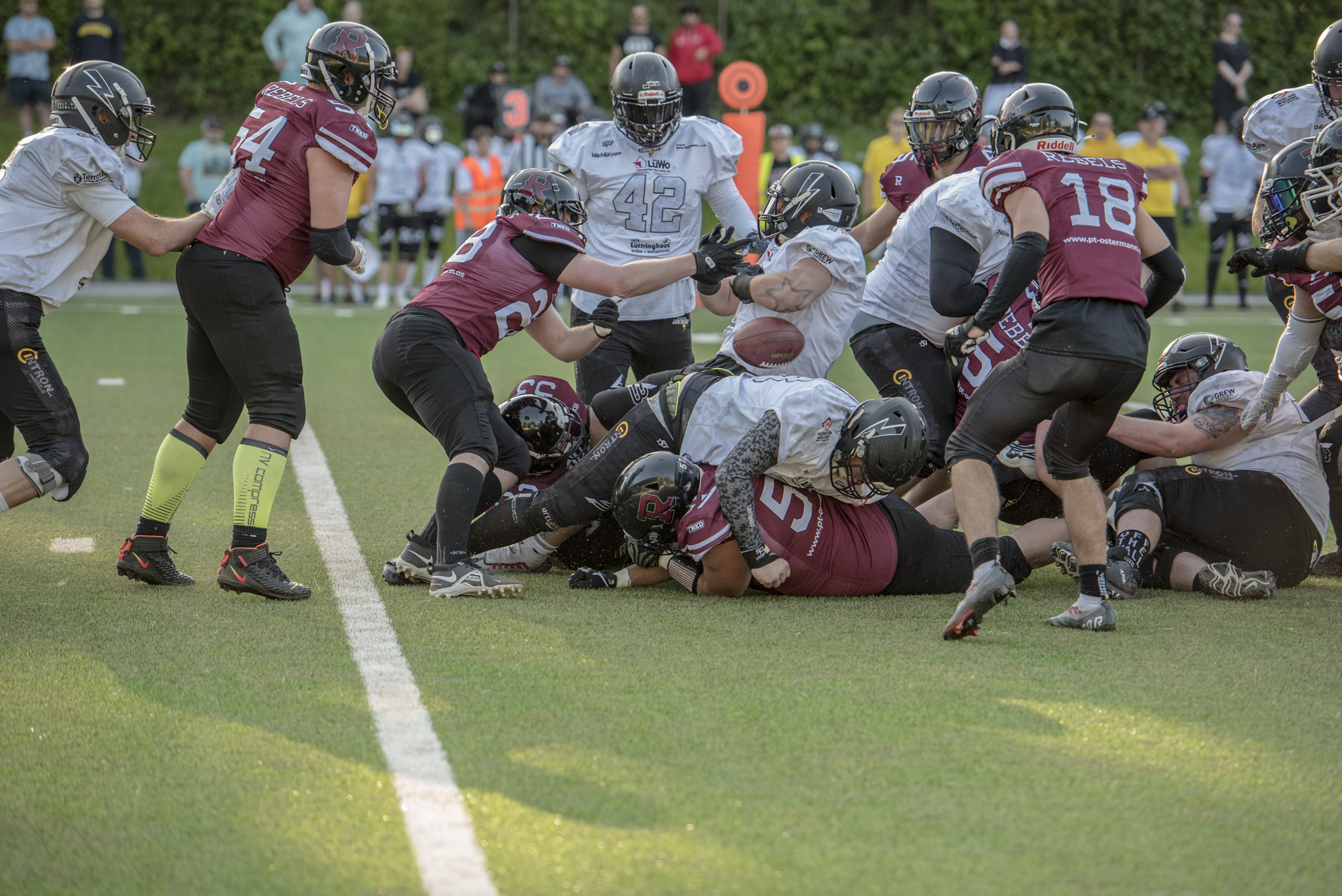 Die Lüdenscheid Lightnings empfangen am Samstag die Rebels aus Bochum.- Beide Teams werden sich einen packenden Kampf liefern und zeigen, was American Football in der Landesliga zu bieten hat (Foto: Oliver Jungnitsch)