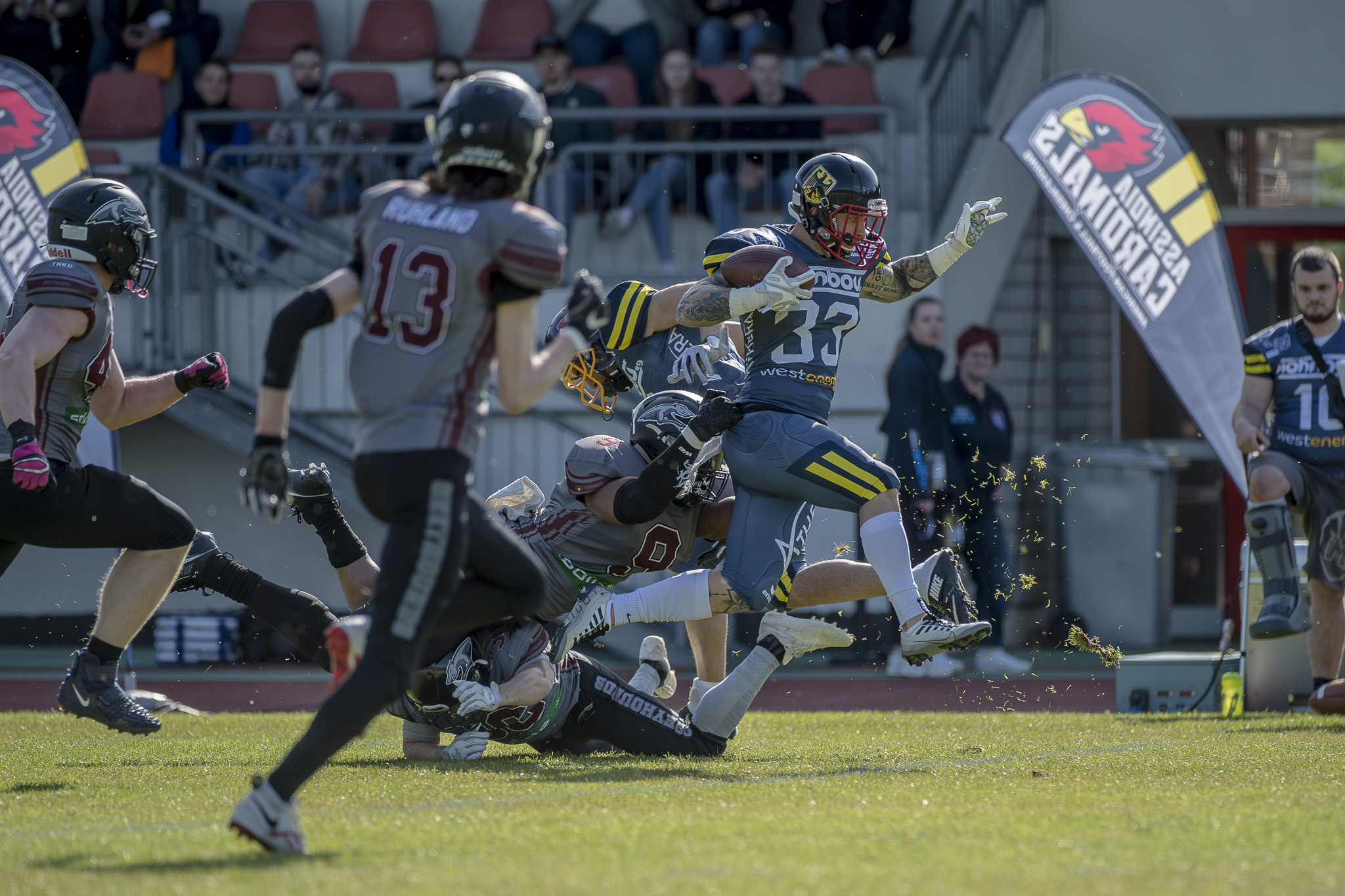 Men in Blue mit Fehlstart in die neue Saison - #33 Toby Nick mit dem Ball (Foto: Oliver Jungnitsch)